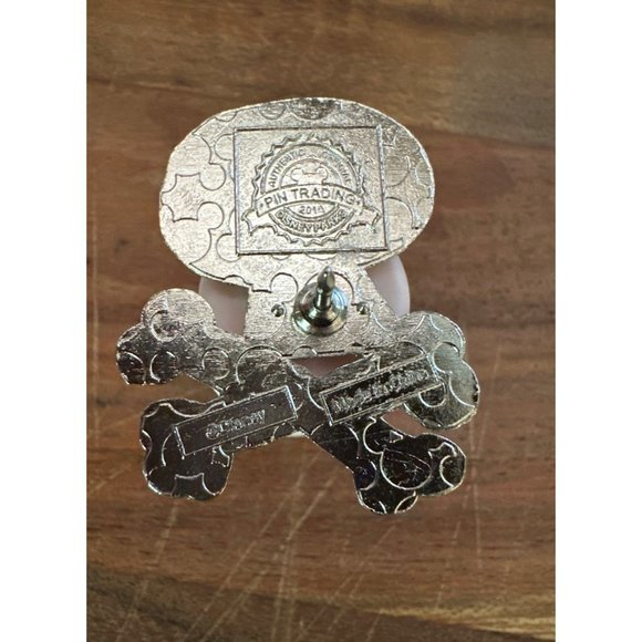 Disney Mickey Trading Pin Daisy Duck Sugar Skull and Crossbones 2014 Authentic - Picture 4 of 4